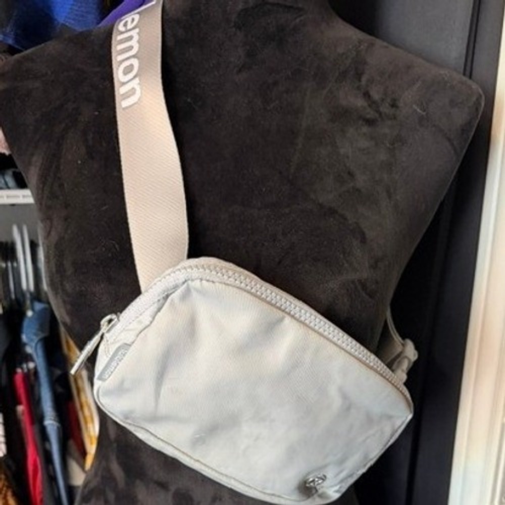 Lululemon Everywhere Belt Bag 1L Light Gray Crossbody Fanny Pack OS